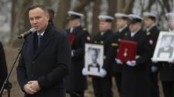 Wystąpienie prezydenta RP Andrzeja Dudy podczas państwowych uroczystości pogrzebowych "Trzech Komandorów" na Cmentarzu Marynarki Wojennej w Gdyni Oksywiu. Fot. PAP/A. Warżawa