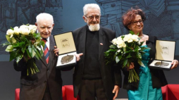Pedagog, prezeska fundacji ZmianaMaria Dąbrowska-Majewska oraz prawnik, były pierwszy prezes Sądu Najwyższego i były przewodniczący Trybunału Stanu Adam Strzembosz odebrali w Krakowie z rąk byłego redaktora naczelnego „Tygodnika Powszechnego”, ks. Adama Bonieckiego Medal św. Jerzego. Fot. PAP/J. Bednarczyk