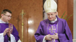 Biskup Adam Wodarczyk. Mszą w kościele pw. Podwyższenia Krzyża Świętego rozpoczęły się w Katowicach główne obchody 36. rocznicy pacyfikacji kopalni "Wujek". Fot. PAP/D. Gajda 