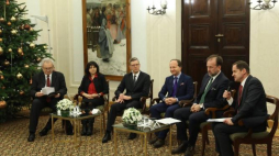 Prof. Włodzimierz Bolecki z IBL PAN (L), historyk literatury prof. Marzena Woźniak-Łabieniec (2L), poeta i historyk literatury Wojciech Kudyba (3L), wicedyrektor Muzeum Narodowego w Krakowie Andrzej Szczerski (3P), prof. Maciej Urbanowski z Wydziału Polonistyki UJ (2P) i dyrektor TVP Historia Piotr Legutko (P) podczas debaty "1918-2018: literatura-sztuka-inspiracje" w Pałacu Prezydenckim. Fot. PAP/R. Guz