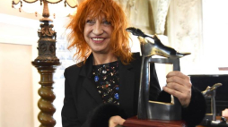 Barbara Kosmowska z nagrodą "Żółtej Ciżemki". Fot. PAP/J. Bednarczyk