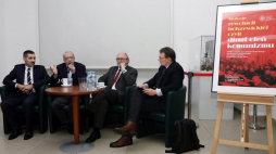Dr Mirosław Szumiło (L), prof. Wojciech Roszkowski (2L), prof. Bogdan Szlachta (2P) oraz prowadzący dyskusję Igor Janke (P) podczas debaty "Stulecie rewolucji bolszewickiej, czyli długi cień komunizmu" w Centrum Edukacyjnym IPN w Warszawie. Fot. PAP/T. Gzell