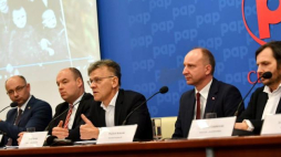 Od prawej: reżyser Arkadiusz Gołębiewski, podsekretarz stanu w Kancelarii Prezydenta RP Wojciech Kolarski, reżyser Maciej Pawlicki, wiceszef MSZ Jan Dziedziczak, wiceprezes IPN Mateusz Szpytma podczas konferencji nt. „Polaków cena ratowania Żydów” w Warszawie. Fot. PAP/B. Zborowski