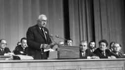 I Kongres Patriotycznego Ruchu Odrodzenia Narodowego (PRON) - przemawia przewodniczący PRON pisarz Jan Dobraczyński, w prezydium m.in. członek RK PRON Józef Czyrek (4L), wicepremier Jerzy Ozdowski (2L). Warszawa 09.05.1983. Fot. PAP/L. Wawrynkiewicz