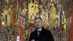Prezydent RP Andrzej Duda podczas mszy św. w kościele św. Brygidy w Gdańsku, w trakcie której poświęcony został Bursztynowy Ołtarz Ojczyzny. Fot. PAP/A. Warżawa