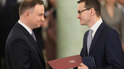 Prezydent Andrzej Duda wręcza akt powołania na premiera Mateuszowi Morawieckiemu, 11 bm. podczas uroczystości w Pałacu Prezydenckim w Warszawie. Fot. PAP/P. Supernak
