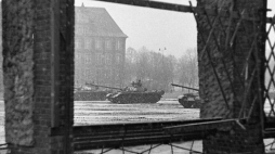 Grudzień'70 w Elblągu: czołgi na pl. Jedności Narodu (obecnie pl. Konstytucji) przed gmachem sądu. Fot. IPN