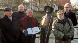 Od lewej: rzeźbiarz Michał Kubiak, dyrektor Instytutu Kultury Węgierskiej w Warszawie, radca ambasady Janos Tischler, konsul honorowy Węgier w Bydgoszczy Marek Andrzej Pietrzak, były ambasador Węgier w Polsce Akos Engelmayer, poseł Tomasz Latos podczas uroczystości. Fot. PAP/T. Żmijewski
