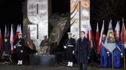 Premier Mateusz Morawiecki podczas obchodów 47. rocznicy Grudnia ’70 przed Pomnikiem Ofiar Grudnia 1970 w Gdyni. Fot. PAP/A. Warżawa