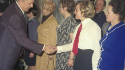 Spotkanie w KC PZPR z okazji Święta Kobiet. Nz. I sekretarz KC PZPR Edward Gierek i jego goście. Warszawa 08.03.1974. Fot. PAP/J. Morek