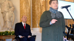 Laureatka nagrody XV lecia Janina Ochojska (C) i szef stowarzyszenia Integracja Piotr Pawłowski (L) podczas gali podsumowującej XV edycję konkursu "Człowiek bez barier". Fot. PAP/R. Pietruszka