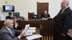 Były pracownik Stoczni Gdańskiej Henryk Jagielski (L) i były prezydent RP Lech Wałęsa (P) oraz sędzia Piotr Kowalski (w głębi) na sali rozpraw w Sądzie Okręgowym w Gdańsku. 01.12.2017. Fot. PAP/A. Warżawa