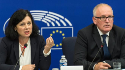 Komisarz ds. sprawiedliwości Vera Jourova i wiceszef KE Frans Timmermans. 2015 r. Fot. PAP/EPA