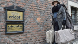  Żywe Pomniki, upamiętniające śmierć Tadeusza Kantora, przed historyczną siedzibą Teatru Cricot 2.  Jan Książek jako "Wieczny Wędrowiec". Fot. PAP/J. Bednarczyk 