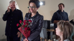 Laureatka nagrody - artystka wizualna Karolina Wiktor (C) oraz pomysłodawca idei dorocznej Nagrody im. Katarzyny Kobro, artysta, profesor PWSFTViT w Łodzi Józef Robakowski (L). Fot. PAP/G. Michałowski