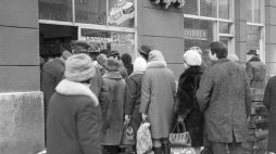 Przedświąteczna kolejka do sklepu rybnego - lata 70. Fot. PAP/I. Komar