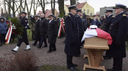 Minister obrony narodowej Antoni Macierewicz (C) podczas państwowych uroczystości pogrzebowych kmdr. por. Zbigniewa Przybyszewskiego, kmdr. Jerzego Staniewicza i kmdr. Stanisława Mieszkowskiego przed Pomnikiem Obrońców Helu. Fot. PAP/A. Warżawa  