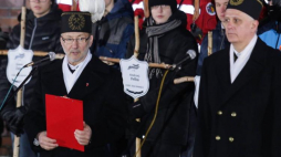 Przewodniczący społecznego komitetu Pamięci Górników KWK Wujek Krzysztof Pluszczyk (L) oraz przewodniczący śląsko dąbrowskiej Solidarności Dominik Kolorz (P) podczas uroczystości. Katowice, 16.12.2017. Fot. PAP/D. Gajda