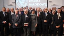Wspólne zdjęcie osób odznaczonych Krzyżem Wolności i Solidarności w Centrum Edukacyjnym im. Janusza Kurtyki „Przystanek Historia” w Warszawie. Fot. PAP/R, Pietruszka
