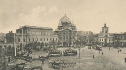 Fotografia Bronisława Wilkoszewskiego z albumu „Widoki miasta Łodzi” przedstawiająca Nowy Rynek (ob. Plac Wolności) od strony północnej w stronę ul. Piotrkowskiej. Źródło: Wikimedia Commons/Muzeum Miasta Łodzi