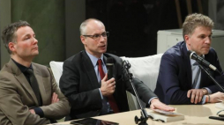 Autor książki "Muzeum" prof. Paweł Machcewicz (C), socjolog, publicysta Michał Łuczewski (L) oraz dziennikarz, publicysta Marek Zając (P) podczas spotkania "Cała prawda o Muzeum II Wojny Światowej w Gdańsku" na Wydziale Historycznym UW. Fot. PAP/P. Supernak