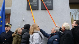 Odsłonięcie tablic upamiętniających premiera Tadeusza Mazowieckiego i ministra spraw zagranicznych Krzysztofa Skubiszewskiego. Fot. PAP/J. Kamiński