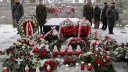 Mauzoleum marszałka Józefa Piłsudskiego na cmentarzu na Rossie w Wilnie, 4 bm. Na Litwie trwają obchody 150. rocznicy urodzin marszałka Piłsudskiego zorganizowane przez Urząd do Spraw Kombatantów i Osób Represjonowanych. Fot. PAP/T. Waszczuk