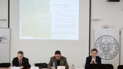 Historycy: dr Wojciech Frazik (L), dr Tomasz Łabuszewski (C) oraz dr Mariusz Żuławnik podczas rozpoczęcia konferencji naukowej "Oblicza zdrady", zorganizowanej przez Oddział Instytutu Pamięci Narodowej w Warszawie. Fot. PAP/J. Turczyk