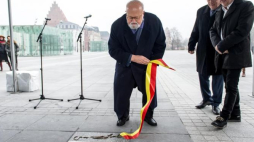 Krzysztof Penderecki (C), przewodniczący Rady Miejskiej Wrocławia Jacek Ossowski (2P) oraz dyrektor Narodowego Forum Muzyki im. Witolda Lutosławskiego Andrzej Kosendiak (P) podczas uroczystości odsłonięcia płyty pamiątkowej w Alei Gwiazd przed NFM we Wrocławiu. Fot. PAP/M. Kulczyński