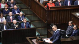 Prezydent Andrzej Duda (C) wygłasza orędzie podczas posiedzenia Zgromadzenia Narodowego w 150. rocznicę urodzin marszałka Józefa Piłsudskiego. Fot. PAP/P. Supernak