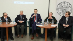 Od lewej: dr Władysław Korowajczyk, prof. Wiesław Jan Wysocki, przewodniczący Stowarzyszenia Pokolenia Niepokornych Adam Stefan Lewandowski, Bolesław Jabłoński i dr Andrzej Anusz podczas debaty „Piłsudski dla kolejnych pokoleń” w Centrum Edukacyjnym IPN w Warszawie. Fot. PAP/P. Supernak