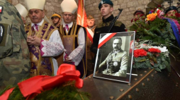 Złożenie kwiatów na sarkofagu Józefa Piłsudskiego w krypcie pod wieżą Srebrnych Dzwonów na Wawelu, po mszy świętej w Katedrze Wawelskiej z okazji 150. rocznicy urodzin marszałka Piłsudskiego. Fot. PAP/J. Bednarczyk