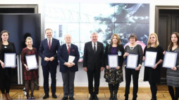 Marszałek Senatu Stanisław Karczewski (C) z laureatami konkursu "Polska rodzina poza Polską". Fot. PAP/L. Szymański