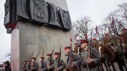 Uroczystości przed pomnikiem Powstańców Wielkopolskich w Poznaniu w 98. rocznicę wybuchu Powstania Wielkopolskiego. 27.12.2016. Fot. PAP/M. Zakrzewski 