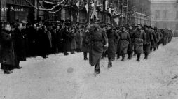 Uroczystość zaprzysiężenia wojsk powstańczych i wręczenie sztandaru 1 Dywizji Strzelców Wielkopolskich. Poznań, 26 stycznia 1919 r. Fot. NAC