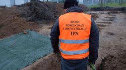 Prace archeologiczne Biura Poszukiwań i Identyfikacji IPN w pobliżu miejsca, w którym znajdował się obóz NKWD na poznańskim Grunwaldzie. 30.11.2017. Fot. PAP/J. Kaczmarczyk