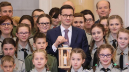 Premier Mateusz Morawiecki podczas uroczystego odebrania Betlejemskiego Światła Pokoju od harcerzy ZHP. Fot. PAP/P. Supernak