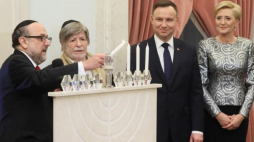 Prezydent Andrzej Duda (2P) z małżonką Agatą Kornhauser-Dudą (P), naczelny rabin Polski Michael Schudrich (L) i były ambasador Izraela w Polsce Szewach Weiss (2L) podczas uroczystości zapalenia świec chanukowych w Pałacu Prezydenckim w Warszawie. Fot. PAP/P. Supernak