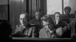 Posiedzenie Najwyższego Trybunału Narodowego w sali Muzeum Narodowego w Krakowie. Pierwszy dzień rozprawy przeciwko 40 zbrodniarzom z SS, członkom załogi niemieckiego obozu zagłady w Auschwitz-Birkenau. Nz. w ławie oskarżonych w pierwszym rzędzie Artur Liebehenschel, komendant obozu od listopada 1943 do maja 1944. Fot. PAP/CAF