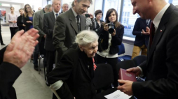 Podsekretarz stanu w Kancelarii Prezydenta RP Wojciech Kolarski wręcza Krzyż Komandorski Orderu Odrodzenia Polski Bronisławie Rafalskiej, zaangażowanej w ratowanie Żydów podczas II wojny światowej, w czasie uroczystości w Centrum Edukacyjnym IPN w Warszawie. Fot. PAP/T. Gzell