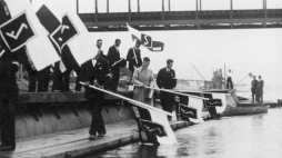 Flagi ze znakiem Rodła używanym przez Związek Polaków w Niemczech - II Światowy Zjazd Polaków z Zagranicy w Warszawie. 1934 r. Fot. NAC