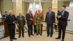 Jubileusz 100. rocznicy urodzin płk. Władysława Rokickiego w Lublinie -  od lewej: Edward Zalewski, Stanisław Dudziński, Edward Pecio, płk Władysław Rokicki, szef Urzędu do Spraw Kombatantów i Osób Represjonowanych Jan Józef Kasprzyk i wojewoda lubelski Przemysław Czarnek. Fot. Fot. PAP/W. Pacewicz