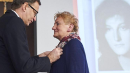 Prezes IPN Jarosław Szarek wręcza Krzyż Wolności i Solidarności Danucie Sadowskiej w historycznej sali stoczniowej BHP w Gdańsku. Fot. PAP/D. Kulaszewicz