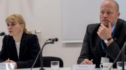 Dorota Borowicz-Mićka z Uniwersytetu Wrocławskiego oraz Zbigniew Gołasz z katowickiego IPN podczas konferencji pt. "Wszyscy i wszystko dla Śląska. Pomoc z Polski w okresie plebiscytu i powstań w świetle źródeł archiwalnych, muzealnych i bibliotecznych", zorganizowanej przez Oddziałowe Biuro Edukacji Narodowej Instytutu Pamięci Narodowej w Katowicach. Fot. PAP/A. Grygiel