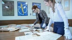 Kierownik archiwum Muzeum na Majdanku Anna Wójcik (L) i rzecznik prasowy Agnieszka Kowalczyk-Nowak (P). Fot. PAP/W. Pacewicz