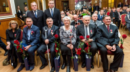 Nagrodzeni, od lewej, siedzą: Hanna Sowińska, Piotr Rydel, Józef Pintera, Leokadia Majewicz, Jerzy Gadzinowski, Zdzisław Cisowski; z tyłu stoją: zastępca prezesa IPN Jan Baster (L) oraz dyrektor Oddziału IPN w Gdańsku prof. Mirosław Golon (P) podczas uroczystego wręczenia Nagrody Honorowej „Świadek Historii” w Delegaturze IPN w Bydgoszczy. Fot. PAP/T. Żmijewski