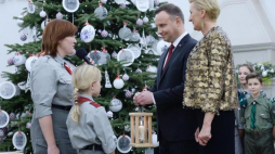 Prezydent Andrzej Duda (2P) z małżonką Agatą Kornhauser-Dudą (P) podczas uroczystego odebrania Betlejemskiego Światła Pokoju od harcerzy Związku Harcerstwa Polskiego. Fot. PAP/J. Turczyk