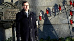 Wystąpienie premiera Mateusza Morawieckiego podczas uroczystości w 47. rocznicę Grudnia`70 przed bramą Stoczni Szczecińskiej. Fot. PAP/M. Bielecki