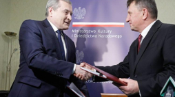 Minister kultury i dziedzictwa narodowego Piotr Gliński oraz dyrektor szkoły muzycznej Krzysztof Witkowski w Państwowej Szkole Muzycznej w Zambrowie. Fot. PAP/A. Reszko