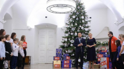 Prezydent Andrzej Duda (C) z małżonką Agatą Kornhauser-Dudą (centrum-P) wzięli udział w przygotowaniu Szlachetnej Paczki w Pałacu Prezydenckim w Warszawie; obok ks. Jacek Stryczek (P). Fot. PAP/J. Kamiński